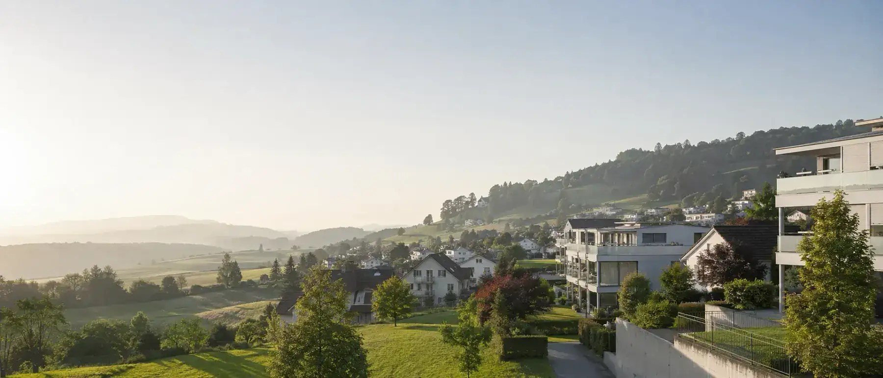 Wohngegend mit gepflegten Liegenschaften in der Ostschweiz im Morgenlicht